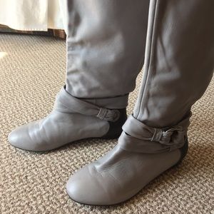 B. Makowsky Leather Boots. Women’s 7.5W
